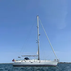 https://beautiful-and-comfortable-sailboat-with-private-parking.catalonia-hotels.com